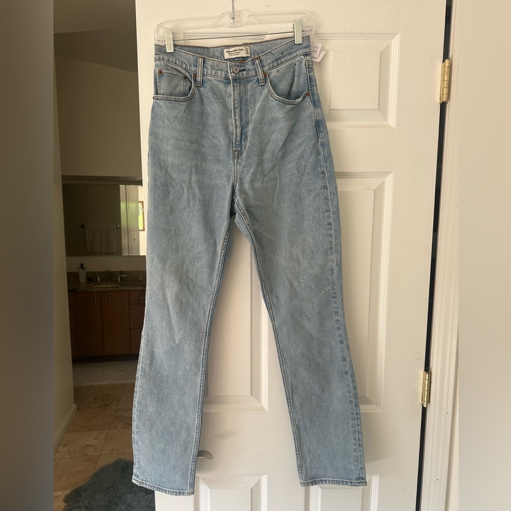 NEW WITH TAGS Abercrombie Ultra High Rise Slim Straight Jeans size 27/4
